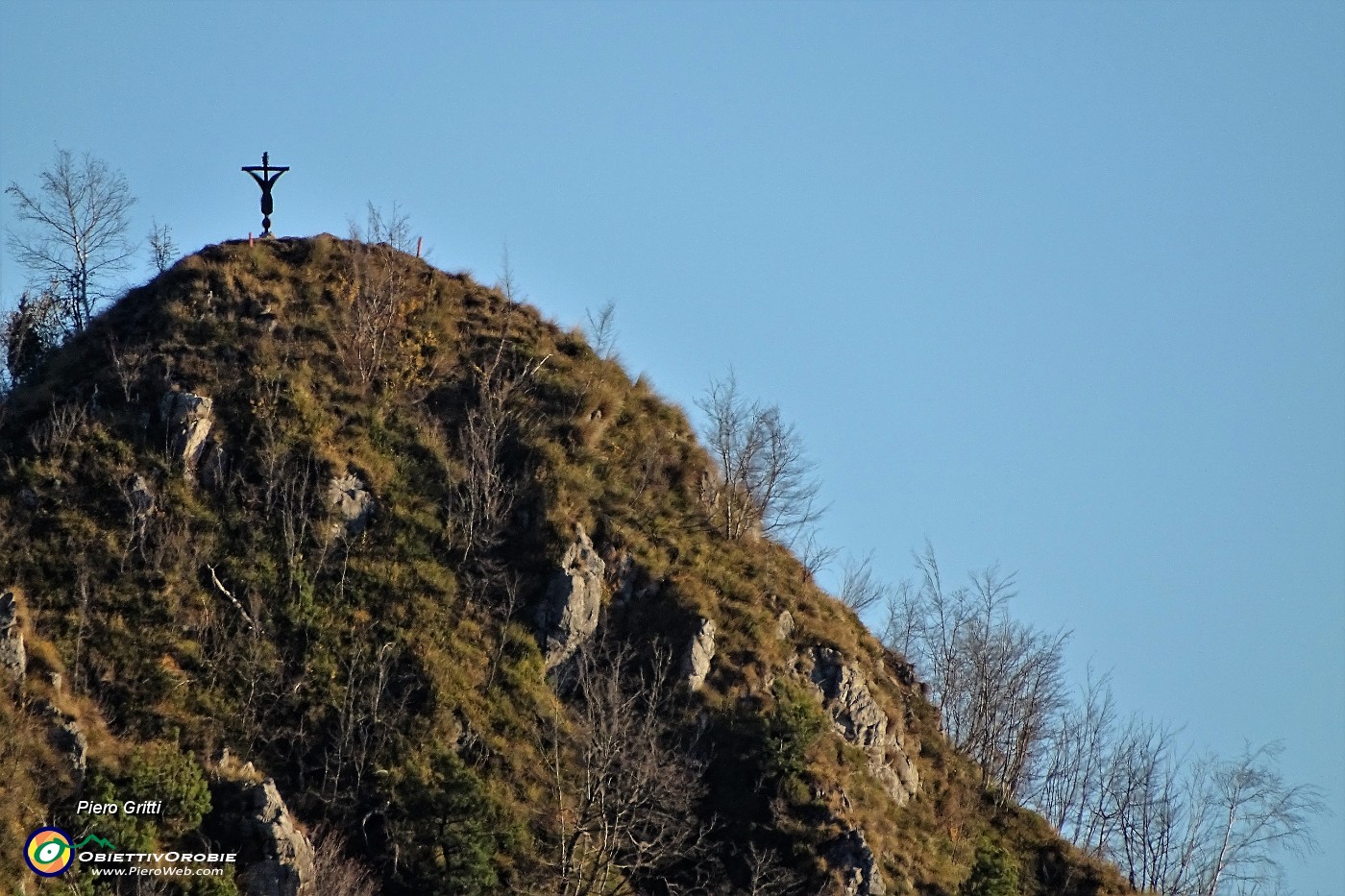 28 Maxi zoom sul Pizzo Rabbioso-croce (1130 m).JPG